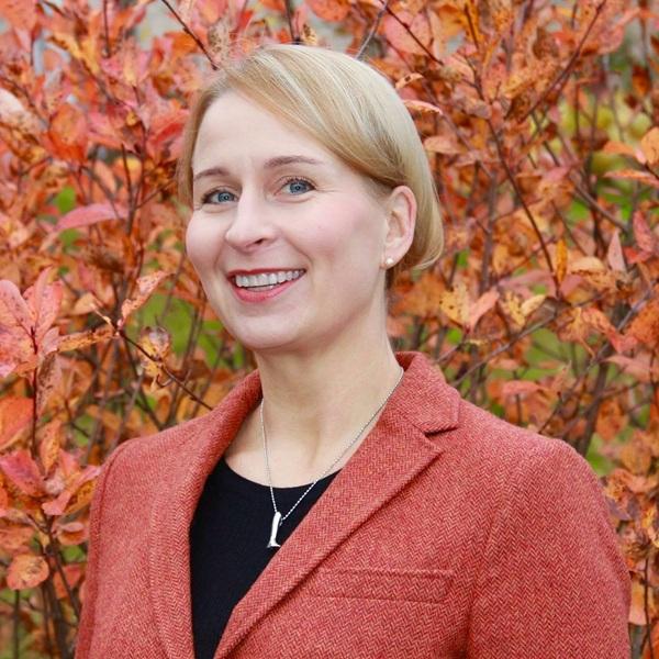 Eläinlääketieteen tohtori Marja Mikkola aloittaa Faballa 1.9.2025